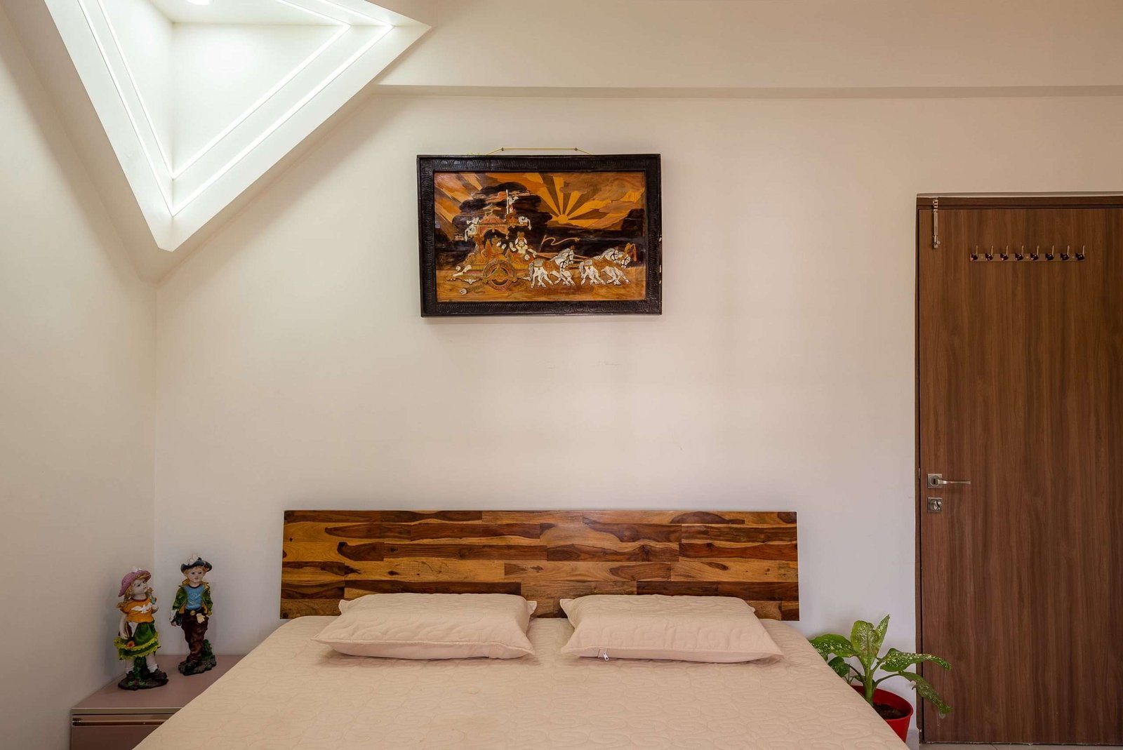 Unique Corner False Ceiling in Guest Room