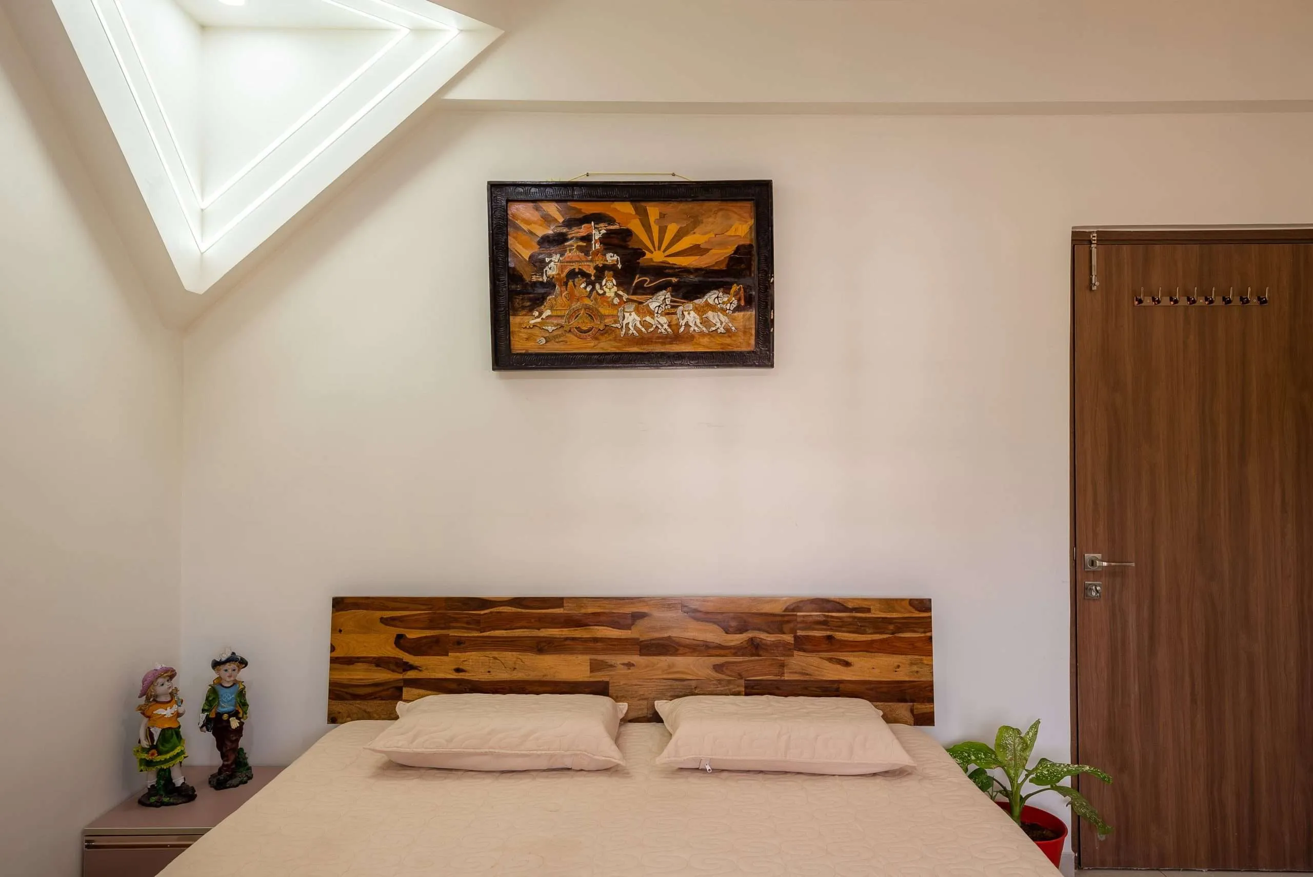 Unique Corner False Ceiling in Guest Room